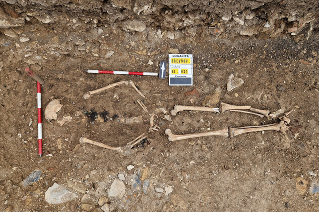 Hrob H21, v němž byly nalezeny knoflíky z rozpadlé uniformy a zbytky vojenských bot (foto Egon Ditmar, 20. 5. 2025).